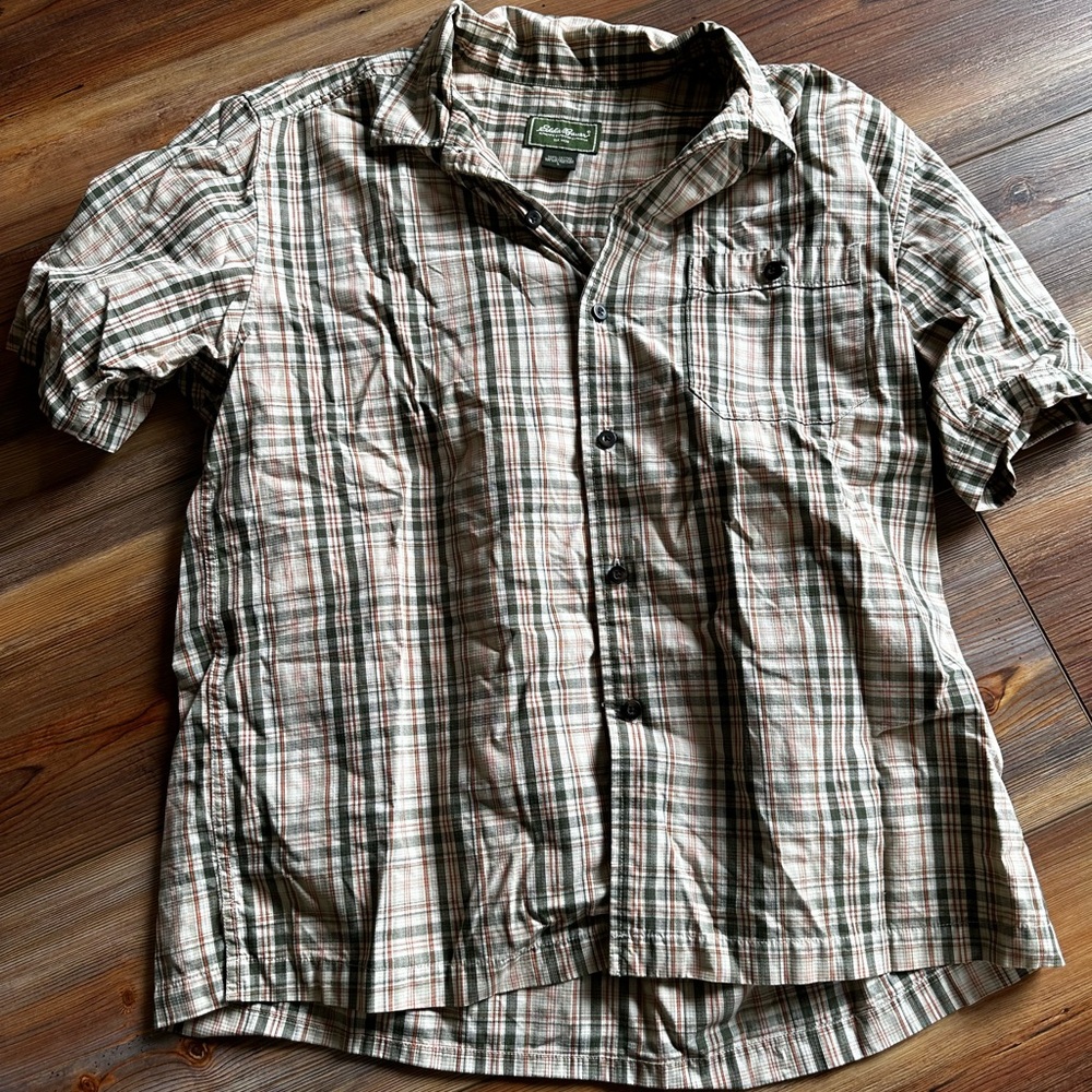 Men’s short sleeve button down plaid shirt